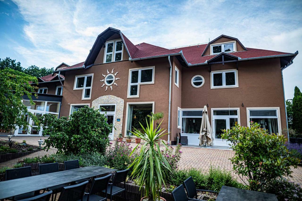 Bonne Chance Restaurant And Hotel Bázakerettye Eksteriør bilde